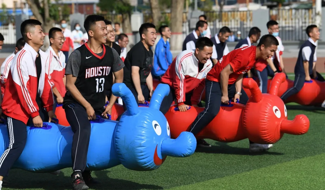 標題：【不畏挑戰(zhàn)創(chuàng)佳績，平衡心態(tài)不言棄】呼市一中高三畢業(yè)生趣味運動會
瀏覽次數(shù)：171
發(fā)表時間：2020-06-11