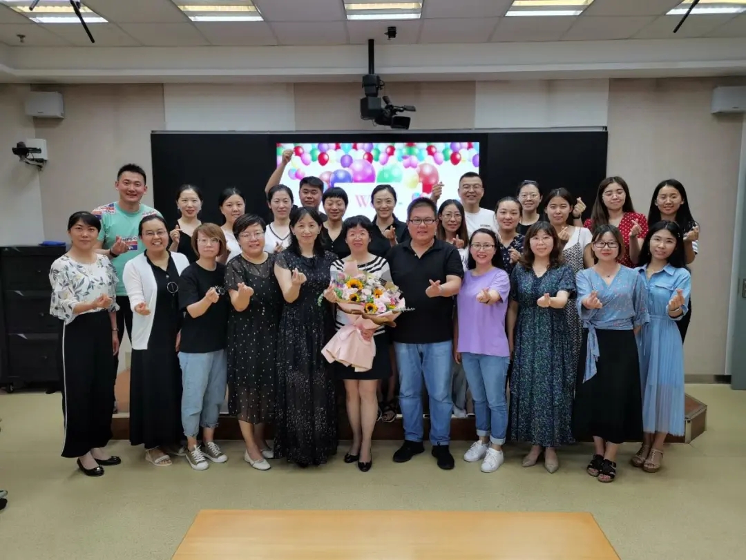 標(biāo)題：【春風(fēng)化雨 桃李滿園】呼市一中王秀麗老師退休歡送會
瀏覽次數(shù)：185
發(fā)表時(shí)間：2020-07-14