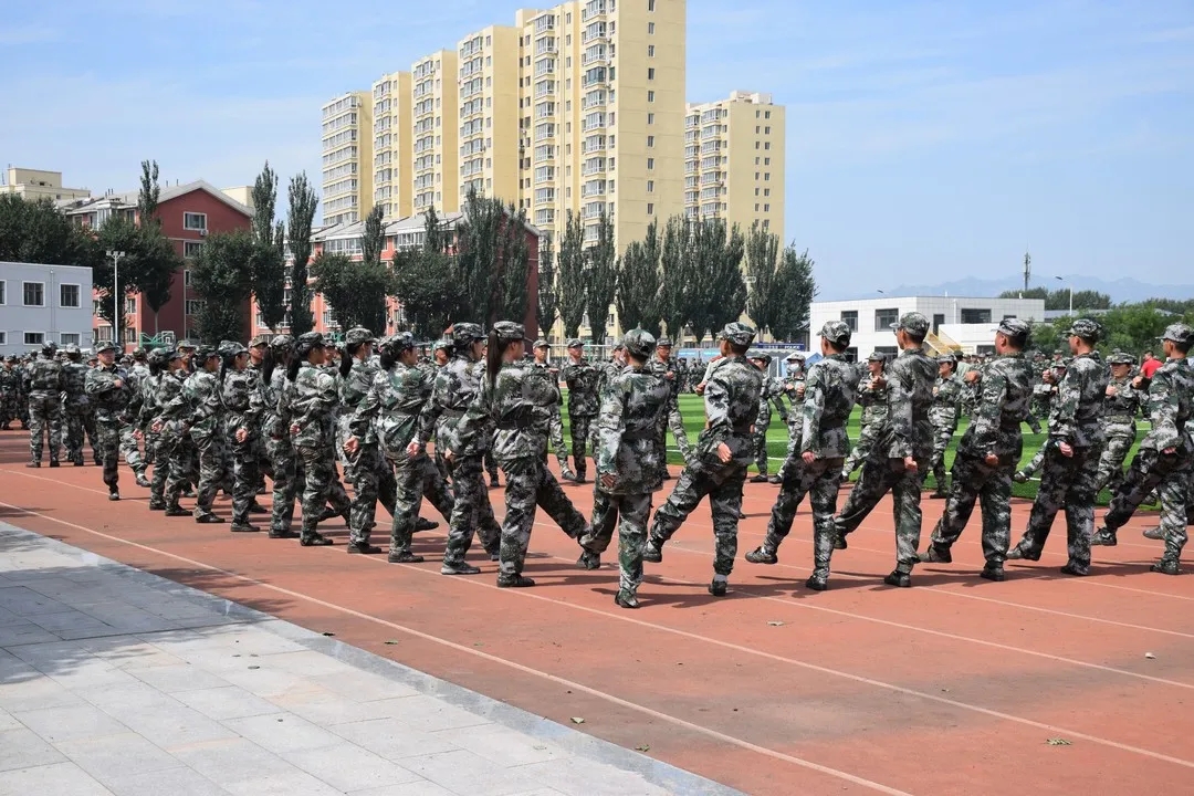 標(biāo)題：烈日“煉”萌新，汗水“淬”青春 | 軍事社會實(shí)踐進(jìn)行時(shí)（二）
瀏覽次數(shù)：177
發(fā)表時(shí)間：2020-08-27